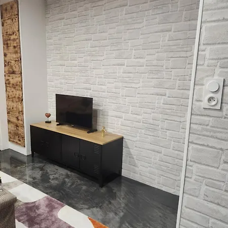 بيت للعطل Le Petit 15140 *